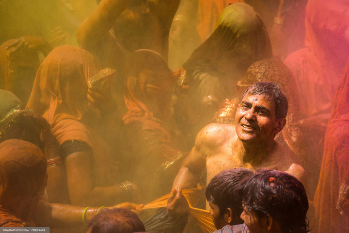 Lễ hội cho phép phụ nữ đánh đàn ông ở Ấn Độ