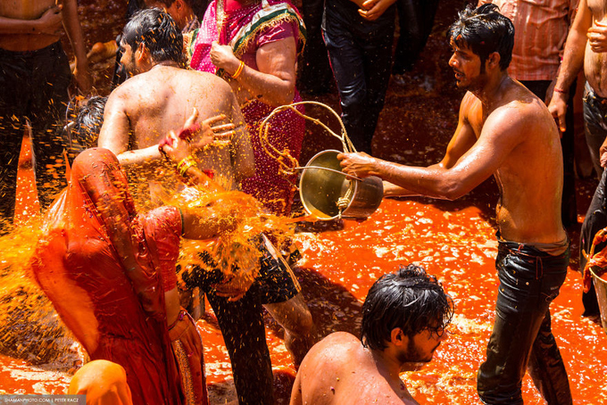 Lễ hội cho phép phụ nữ đánh đàn ông ở Ấn Độ