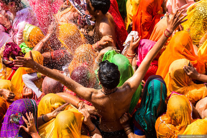 Lễ hội cho phép phụ nữ đánh đàn ông ở Ấn Độ