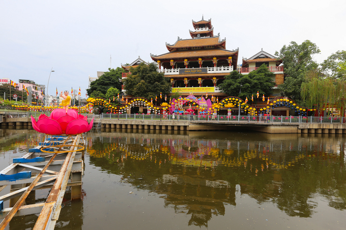Hàng nghìn lồng đèn lung linh bên kênh Nhiêu Lộc
