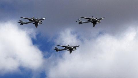 Mỹ cho F-22 đón đầu, mổ xẻ máy bay chiến lược Tu-95