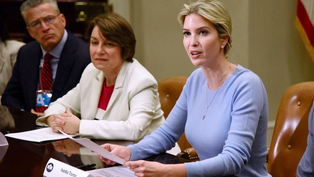 Ivanka Trump thay cha điều hành cuộc họp Nhà Trắng