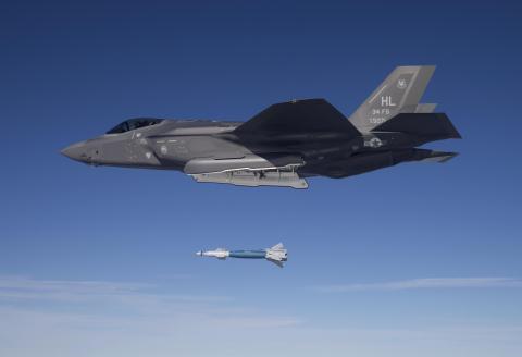 Kinh nghiệm phi công khó cứu F-35 thoát đòn Su-35