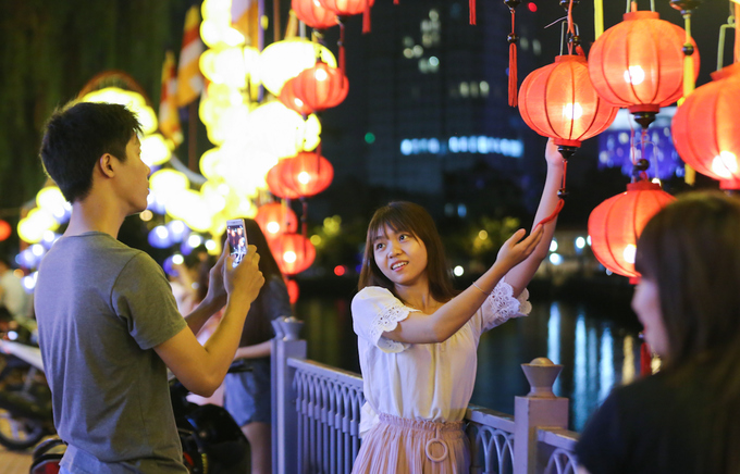 Hàng nghìn lồng đèn lung linh bên kênh Nhiêu Lộc
