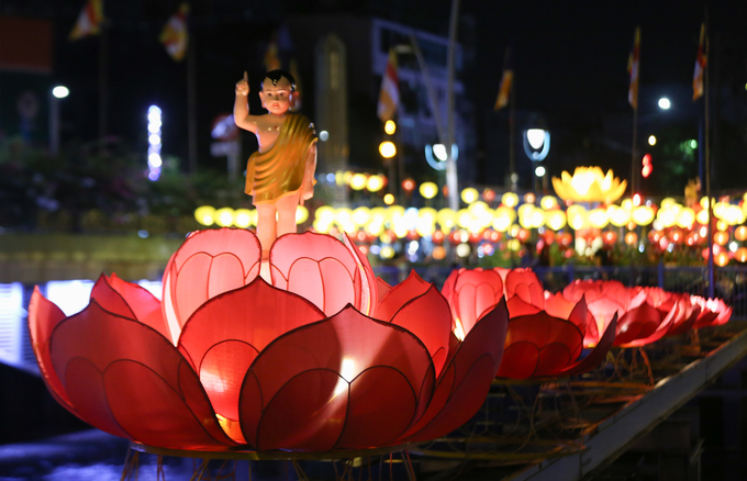 Hàng nghìn lồng đèn lung linh bên kênh Nhiêu Lộc
