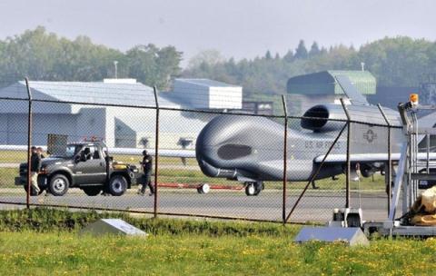 Mỹ điều gấp RQ-4 đến Nhật Bản để... tránh bão Mỹ điều gấp RQ-4 đến Nhật Bản để... tránh bão