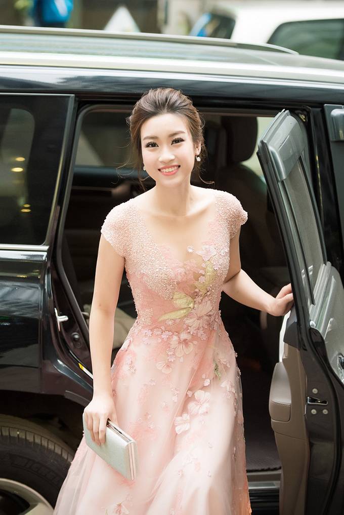 Hoa hậu Mỹ Linh ngồi xe sang đi họp báo