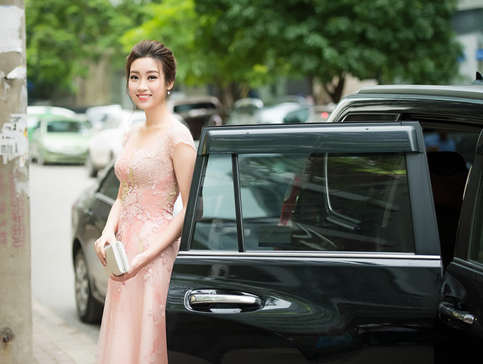 Hoa hậu Mỹ Linh ngồi xe sang đi họp báo