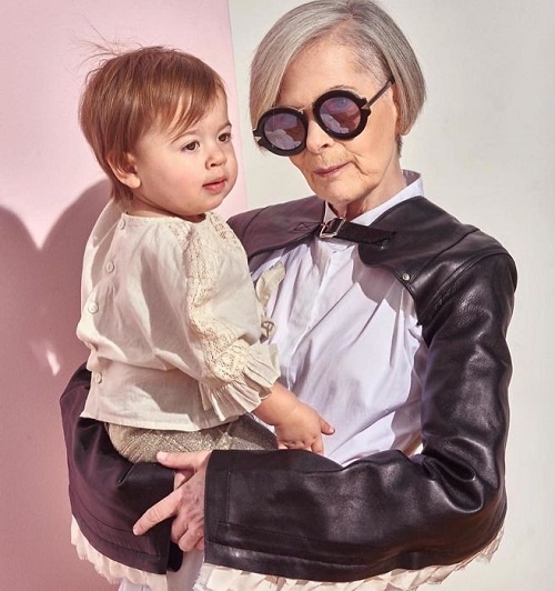 Giáo sư Mỹ 63 tuổi nổi tiếng nhờ phong cách thời trang