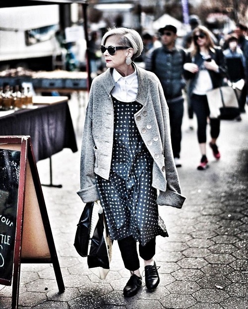 Giáo sư Mỹ 63 tuổi nổi tiếng nhờ phong cách thời trang