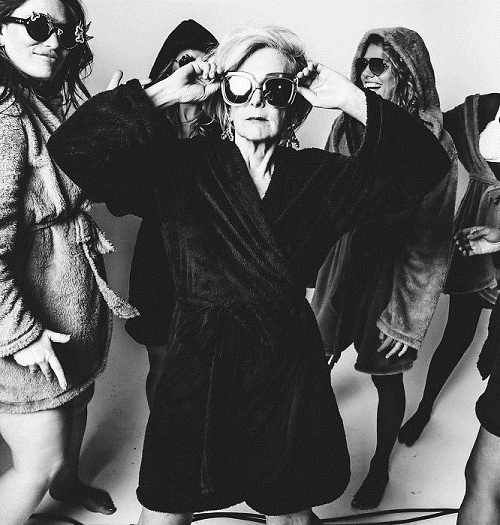 Giáo sư Mỹ 63 tuổi nổi tiếng nhờ phong cách thời trang