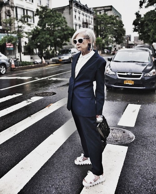 Giáo sư Mỹ 63 tuổi nổi tiếng nhờ phong cách thời trang