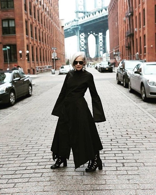 Giáo sư Mỹ 63 tuổi nổi tiếng nhờ phong cách thời trang