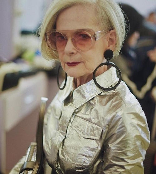 Giáo sư Mỹ 63 tuổi nổi tiếng nhờ phong cách thời trang