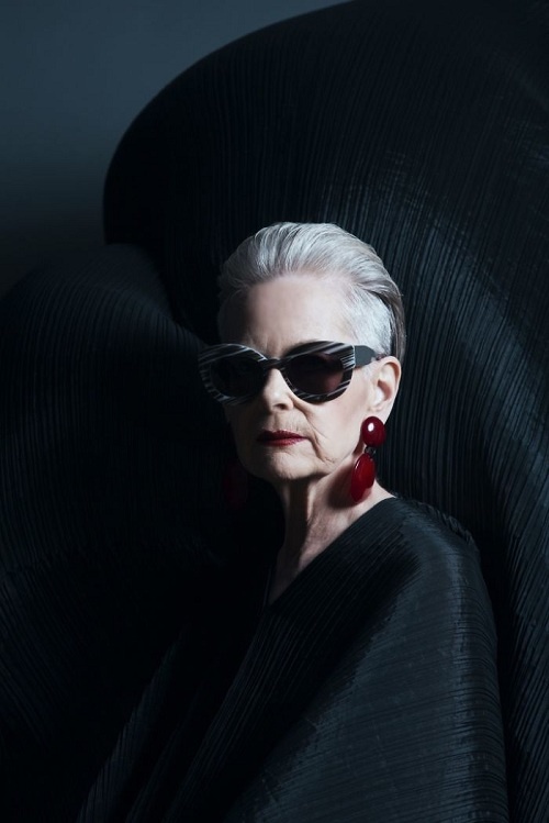 Giáo sư Mỹ 63 tuổi nổi tiếng nhờ phong cách thời trang