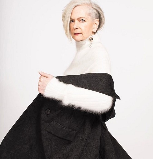 Giáo sư Mỹ 63 tuổi nổi tiếng nhờ phong cách thời trang