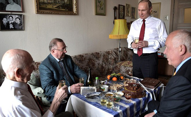 Tổng thống Nga Putin tặng sếp cũ ở KGB chiếc đồng hồ Prezident