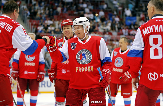 Tổng thống Putin “lăn xả” trong trận khúc côn cầu trên băng