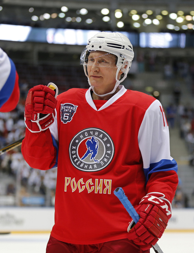 Tổng thống Putin “lăn xả” trong trận khúc côn cầu trên băng