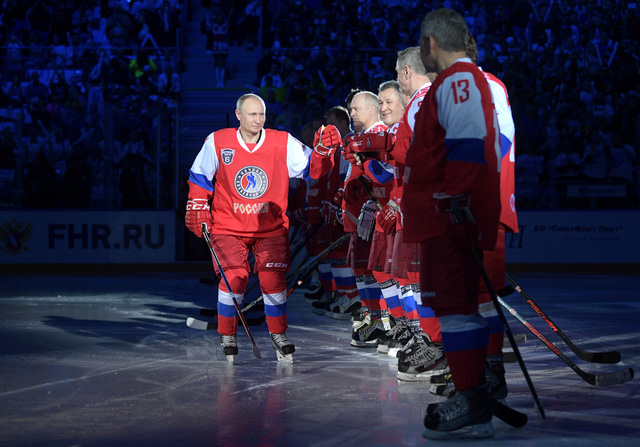 Tổng thống Putin “lăn xả” trong trận khúc côn cầu trên băng