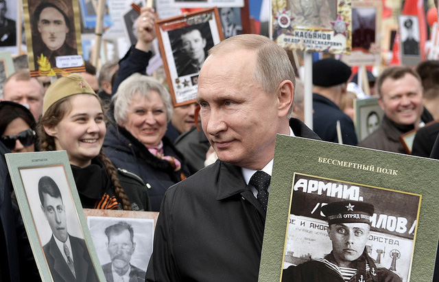 Ông Putin nhớ về cha mẹ trong cuộc diễu hành "Trung đoàn Bất tử"