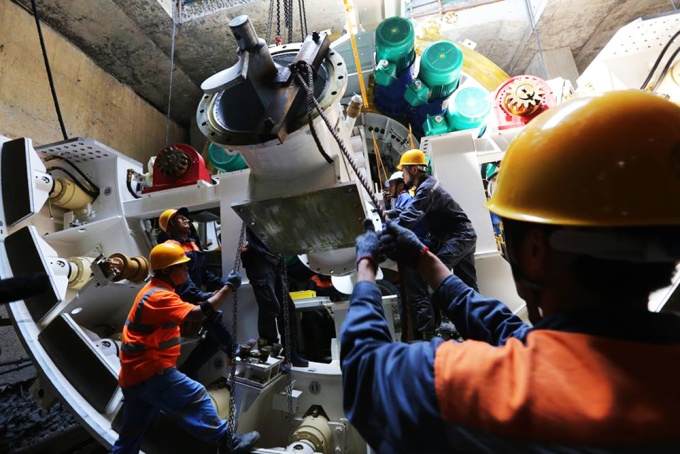 Hai tháng lắp robot 300 tấn đào hầm tuyến metro ở TP HCM