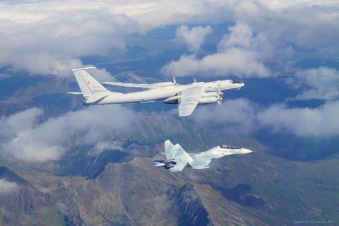 Su-35 hộ tống Tu-95 tiến thẳng vào ADIZ Mỹ