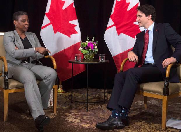 Thủ tướng Canada gây sốt vì đi tất “cọc cạch” khi tiếp lãnh đạo thế giới