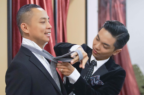 Tình cũ và chồng Khánh Thi chăm sóc nhau ở hậu trường