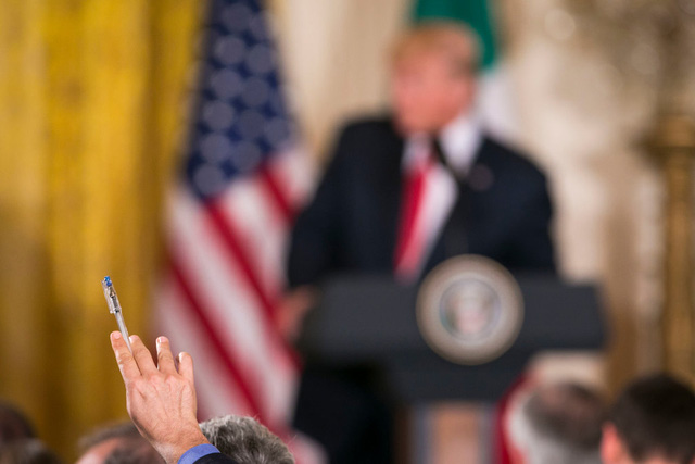 Phóng viên kể chuyện hậu trường tác nghiệp trong 100 ngày đầu tại vị của ông Trump