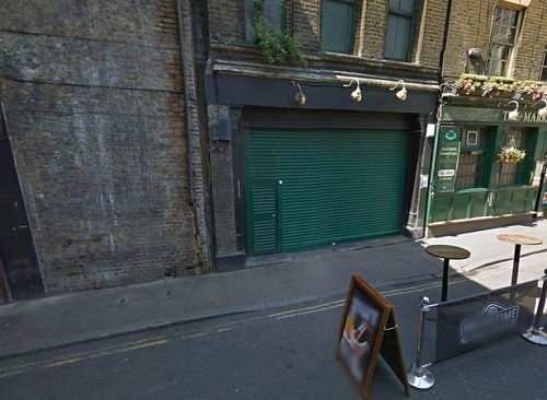 Bồi bàn lấy thân chặn cửa ngăn khủng bố Anh