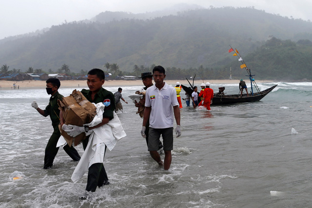 Myanmar tìm thấy 29 thi thể nạn nhân vụ máy bay rơi