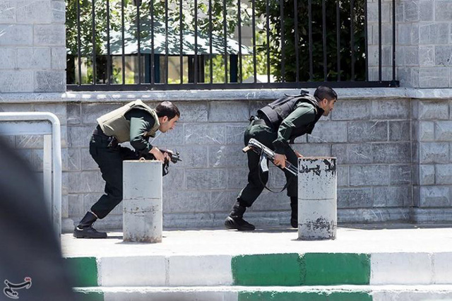 Hiện trường vụ tấn công táo tợn tại quốc hội Iran