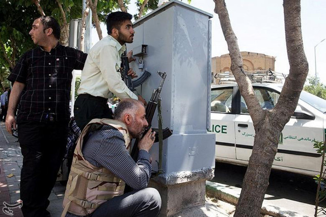 Hiện trường vụ tấn công táo tợn tại quốc hội Iran