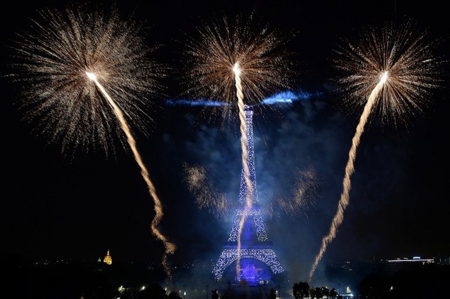 Pháo hoa rợp trời Paris mừng Quốc khánh Pháp