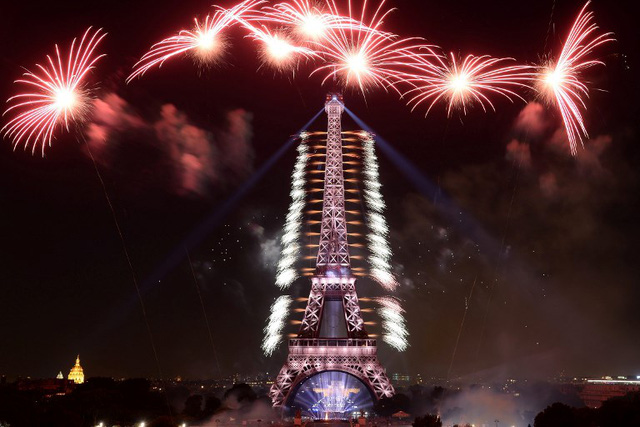 Pháo hoa rợp trời Paris mừng Quốc khánh Pháp