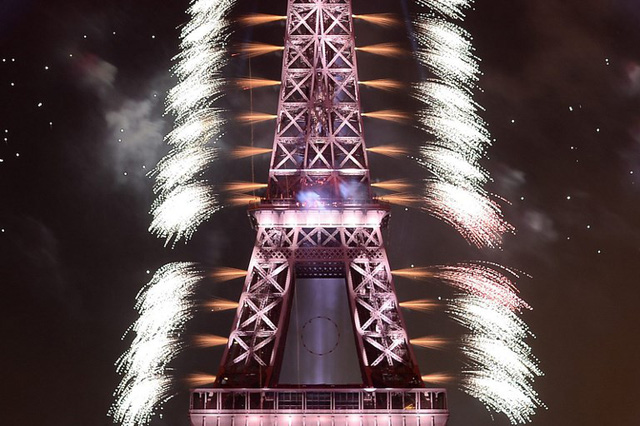 Pháo hoa rợp trời Paris mừng Quốc khánh Pháp