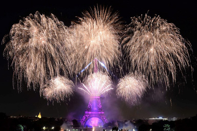 Pháo hoa rợp trời Paris mừng Quốc khánh Pháp