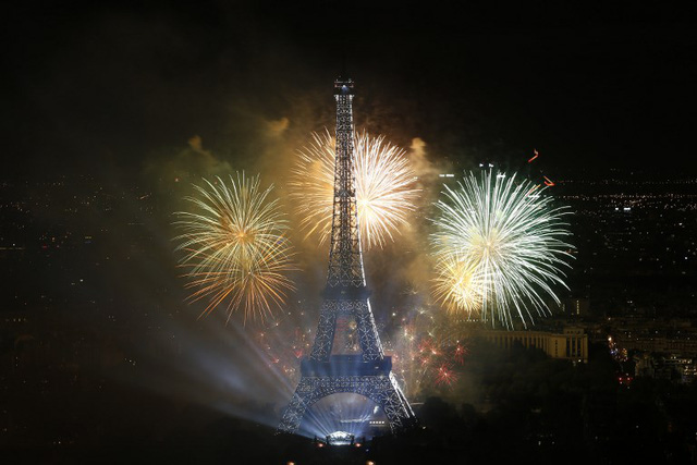 Pháo hoa rợp trời Paris mừng Quốc khánh Pháp