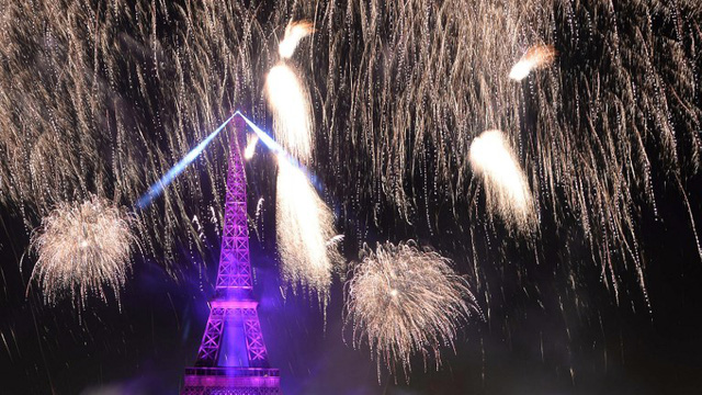 Pháo hoa rợp trời Paris mừng Quốc khánh Pháp