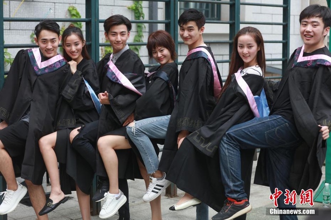 Lễ tốt nghiệp tại học viện nhiều mỹ nữ nhất Trung Quốc