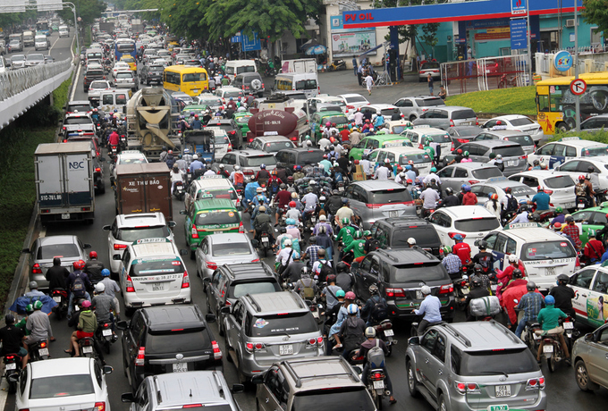 Nhiều đường quanh sân bay Tân Sơn Nhất kẹt hơn 4 giờ