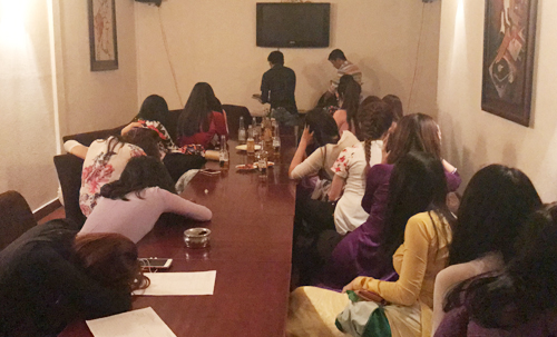 Nữ tiếp viên mặc áo dài trình diễn trong karaoke ở Sài Gòn