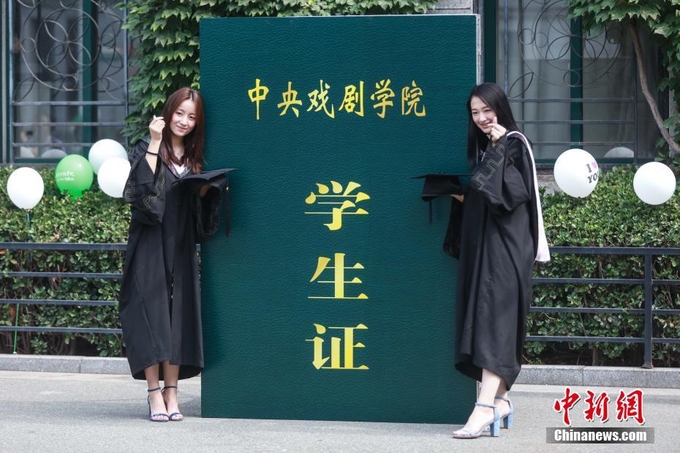 Lễ tốt nghiệp tại học viện nhiều mỹ nữ nhất Trung Quốc