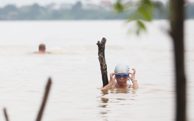 Người dân đổ về cầu Long Biên bơi lội khi nước lên cao