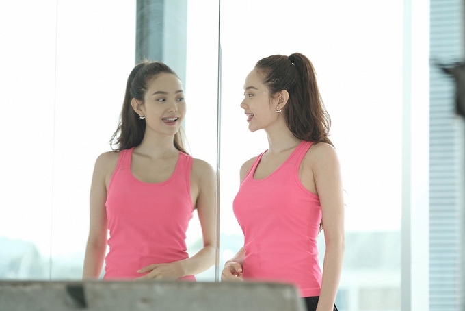 Minh Hằng nhảy sập sân khấu với thân hình quá khổ