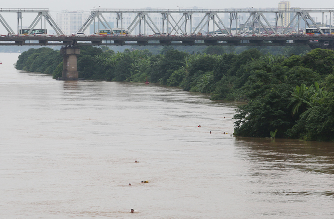 Người dân đổ về cầu Long Biên bơi lội khi nước lên cao