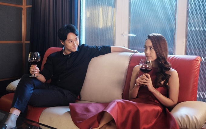 Minh Hằng nhảy sập sân khấu với thân hình quá khổ