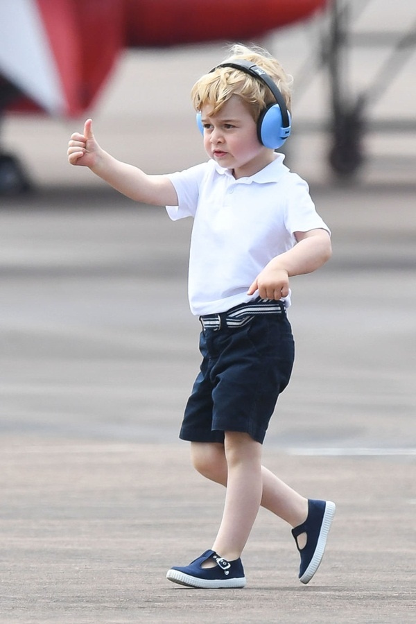 Váy áo bình dân của công chúa Charlotte, hoàng tử George