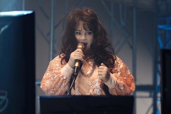 Minh Hằng nhảy sập sân khấu với thân hình quá khổ